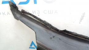 The plastic windshield wiper grille on a Porsche Panamera 10-16 has a cracked seal.