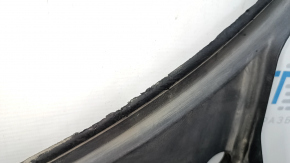 The plastic windshield wiper grille on a Porsche Panamera 10-16 has a cracked seal.