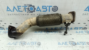 The exhaust pipe of a Hyundai Tucson 19-21 2.0 AWD is rusty and missing a stud.