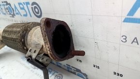 The exhaust pipe of a Hyundai Tucson 19-21 2.0 AWD is rusty and missing a stud.