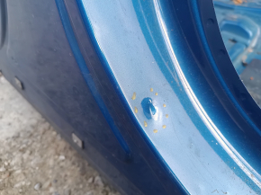 The right central body pillar of a Hyundai Tucson 16-21 is dented.