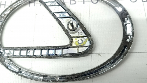 Lexus emblem on the tailgate of the Lexus RX300 RX330 RX350 RX400h 04-08 scratches, broken fastener