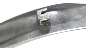 Tesla Model X 22-25 rear right fender arch trim is worn, the fastening is broken