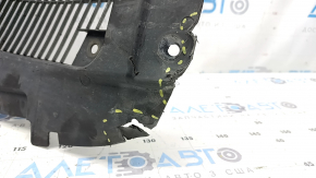 The front left fender liner of the BMW X5 G05 19-24 is torn.