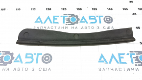 The front left hood seal of the Audi A6 C8 19-24 has broken fasteners.