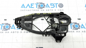 The rear left door handle mechanism of an Audi A6 C8 19-24 is missing a cable, the mount is broken.