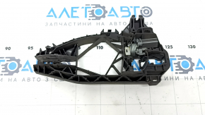The rear left door handle mechanism of an Audi A6 C8 19-24 is missing a cable, the mount is broken.