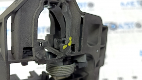The rear left door handle mechanism of an Audi A6 C8 19-24 is missing a cable, the mount is broken.