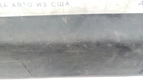 The left door sill of a Tesla Model X 22-25 is worn, cracked, the fastener is torn, there are no plugs, and there are scratches.