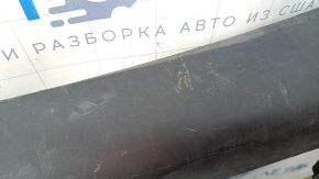 The left door sill of a Tesla Model X 22-25 is worn, cracked, the fastener is torn, there are no plugs, and there are scratches.