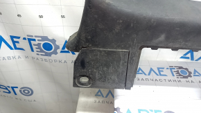 The left door sill of a Tesla Model X 22-25 is worn, cracked, the fastener is torn, there are no plugs, and there are scratches.
