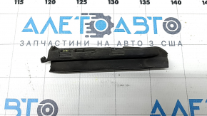 The lower rear left door seal of the Audi A6 C8 19-21 is broken.
