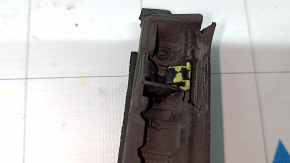 The lower rear left door seal of the Audi A6 C8 19-21 is broken.