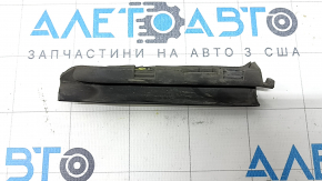 The lower rear right door seal of the Audi A6 C8 19-21 has broken fasteners.