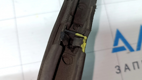 The lower rear right door seal of the Audi A6 C8 19-21 has broken fasteners.