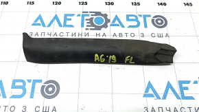 The front left lower door seal of the Audi A6 C8 19-21 is broken.
