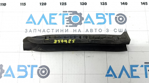 The front left lower door seal of the Audi A6 C8 19-21 is broken.