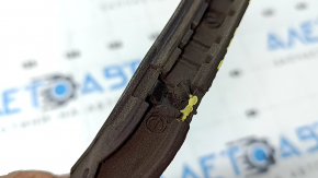 The front left lower door seal of the Audi A6 C8 19-21 is broken.