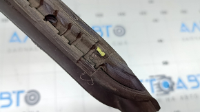 The front right lower door seal for an Audi A6 C8 19-21 has broken fasteners.