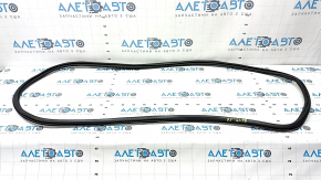 The front right door seal of the Audi A6 C8 19-24 is worn and cracked.
