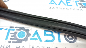The front right door seal of the Audi A6 C8 19-24 is worn and cracked.