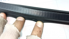 The front right door seal of the Audi A6 C8 19-24 is worn and cracked.