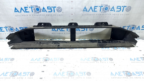 The lower air duct louver on a Volvo XC90 16-20 has a broken mount.
