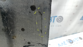 The front right fender liner of the Mercedes GLC 300/350e/43 16-22 is torn.