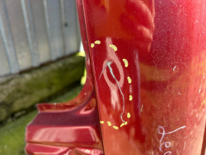 The metal roof of a Nissan Leaf 11-17 is sawn off, with dents, scratches, and dings.