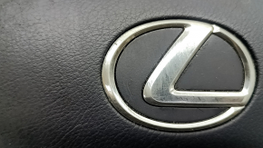 The driver's side airbag in the steering wheel of a Lexus RX350 RX450h 10-12 pre-restyling is black, the chrome is peeling, and there are scratches.