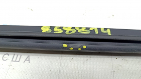 The door-glass molding, central front right, Toyota Prius 50 16-22, is broken.