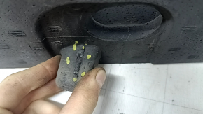 The front bumper absorber of a Lexus RX350 RX450h 10-12 pre-restyling model is broken.