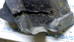 The front left fender liner of a Jeep Grand Cherokee WL 21-25 type 2 is torn, missing a fragment.