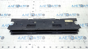 The lower radiator deflector for the Jeep Grand Cherokee WL 22-25 has a broken mount.