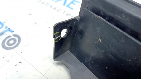 The lower radiator deflector for the Jeep Grand Cherokee WL 22-25 has a broken mount.
