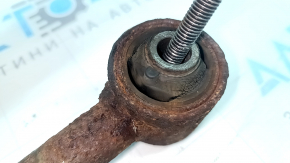 The rear right longitudinal arm of the Lexus RX400h 06-09 AWD is rusty, with microcracks.