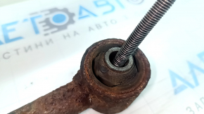 The rear left longitudinal arm of the Lexus RX400h 06-09 4WD is rusty, with microcracks.