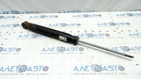 The rear right shock absorber of the Audi Q5 8R 13-17 is rusty.