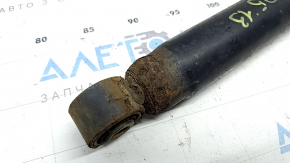 The rear right shock absorber of the Audi Q5 8R 13-17 is rusty.
