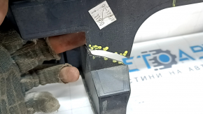 The rear bumper center bracket of the Chrysler Pacifica 17-24 is broken.