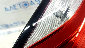 Chrysler Pacifica 17-20 LED right inner tailgate light scratches
