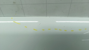 Bare hood of an Audi Q7 16-25 aluminum, white LS9R, paint chip
