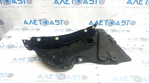 The front right fender liner of the Audi A6 C8 19-24 is broken.