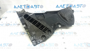 The front right fender liner of the Audi A6 C8 19-24 is broken.