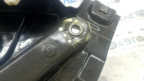The front right fender liner of the Audi A6 C8 19-24 is broken.