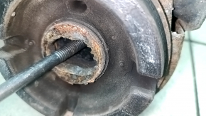 The front subframe of a Lexus RX400h 06-09 is rusty, with microcracks in 4 S/B