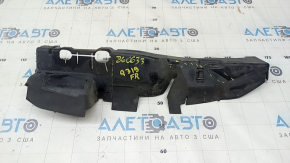 The right radiator deflector of the Audi Q3 83A 19-25 2.0T is broken.