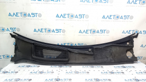 The plastic windshield wiper grille on an Audi Q7 2016-2019 is torn.