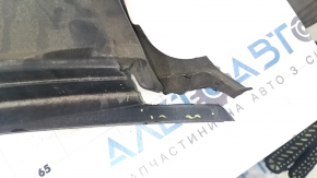 The plastic windshield wiper grille on an Audi Q7 2016-2019 is torn.
