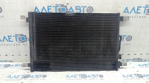 The air conditioning radiator condenser of the Audi Q3 83A 19-22 2.0T has fallen out of the honeycomb.